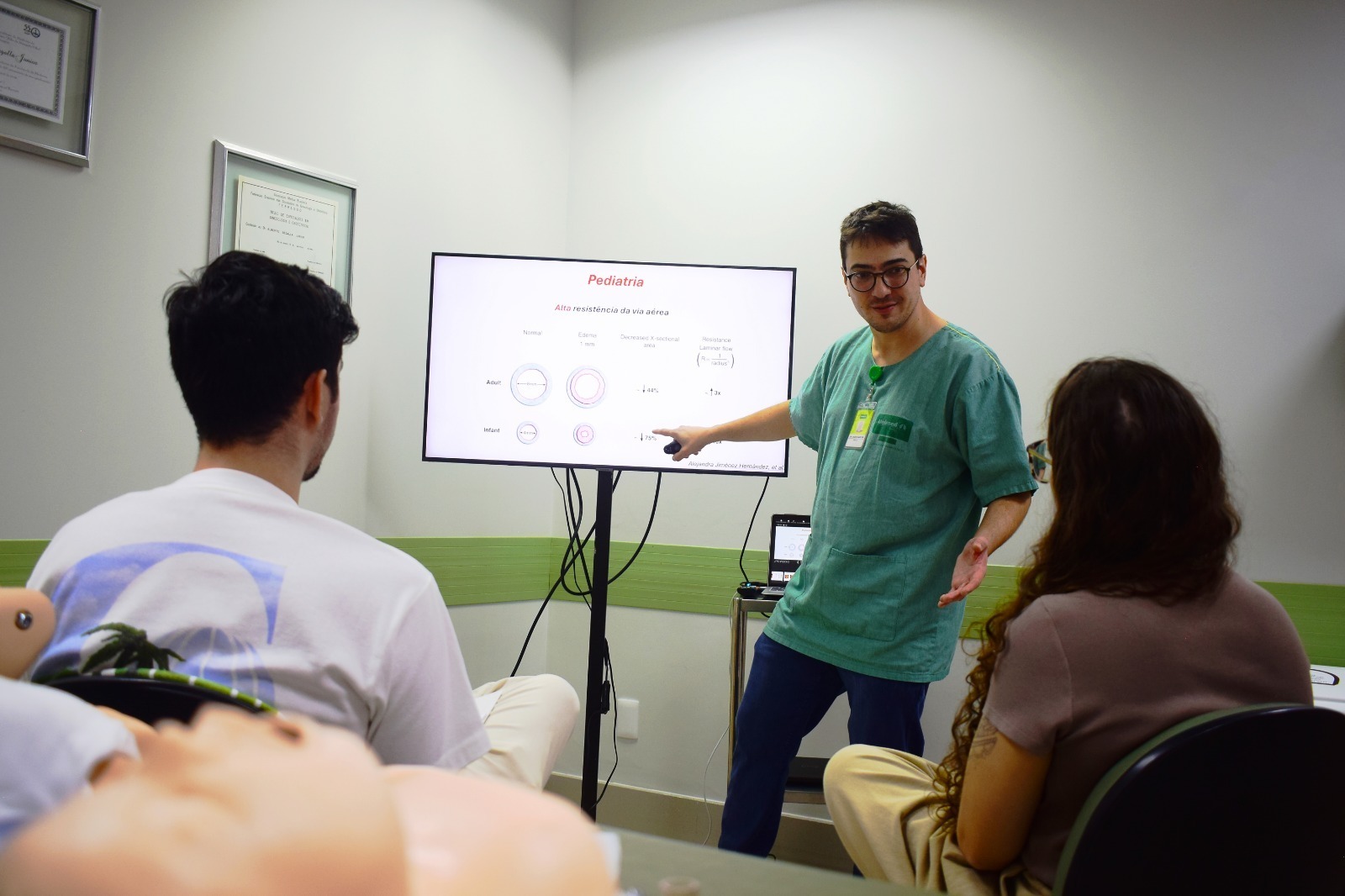 O coordenador do curso e anestesiologista André Marcos de Oliveira durante aula