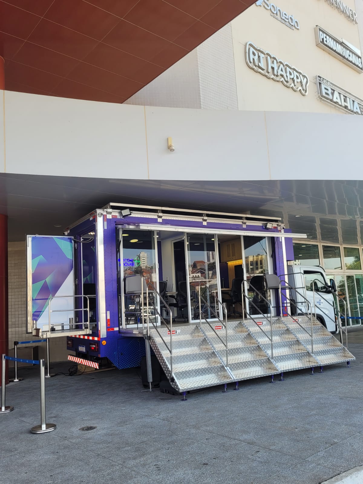 Fotos do Sebrae Móvel em atendimento no Boulevard Shopping