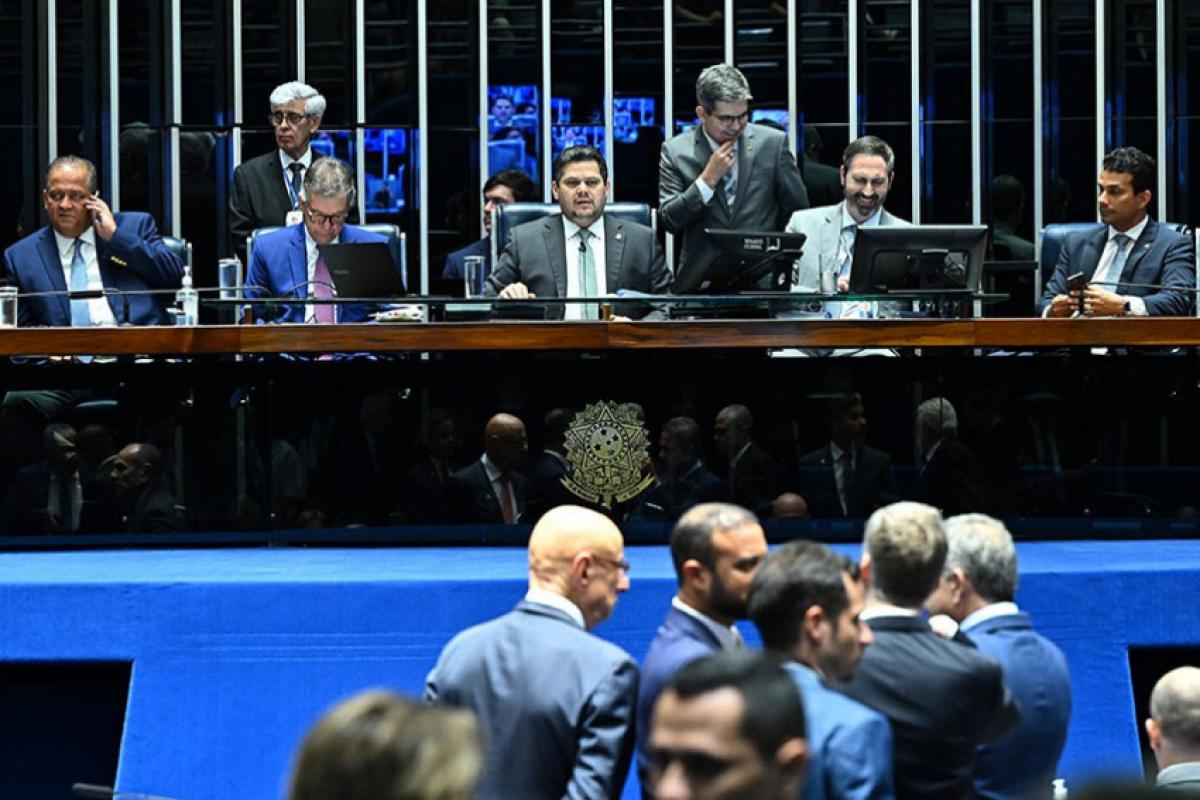 A sessão foi presidida pelo senador Davi Alcolumbre (C)