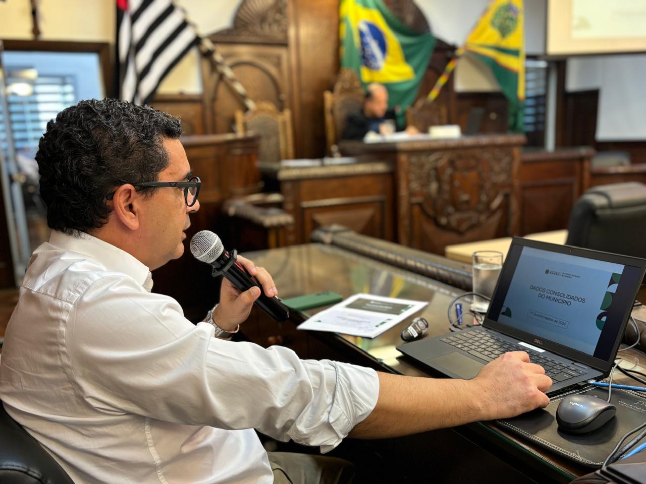 Secretário municipal da Fazenda, Everson Demarchi, apresentando o balanço das Metas Fiscais do primeiro quadrimestre em audiência conduzida pelo vereador Natalino da Pousada