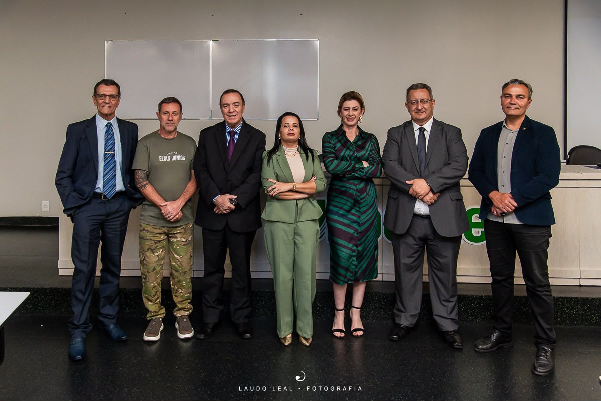 Autoridades no evento, presidente de segurança pública Nilton Monte de Guaruja, Deputado estadual Elias Junior, Juiz de Direito Ronaldo Roth, Públicitaria Andrea Camilo, Presidente da comissão de direito militar da OAB Guaruja.