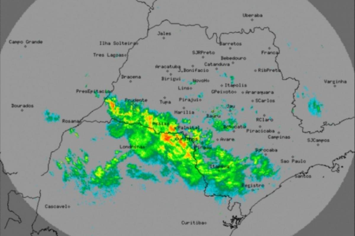 Ela já passou por Londrina (PR), está sobre Ourinhos e possivelmente também traga descargas elétricas no Centro do Estado