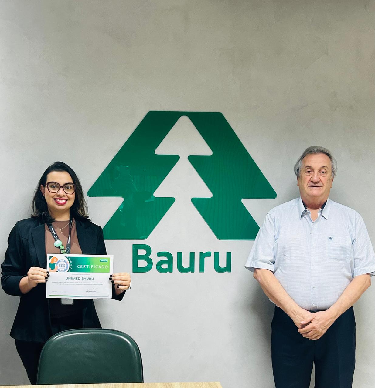 Rubiane Fonseca, coordenadora do SGI, ao lado do diretor presidente da Unimed Bauru, Marcus Vinícius Marques